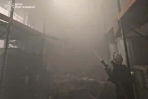 Росія атакувала підприємство в Полтаві, вибуховою хвилею пошкоджено будинки
