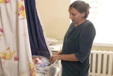 Унікальні пологи: у Рівному двійнята народилися з різницею у понад три доби