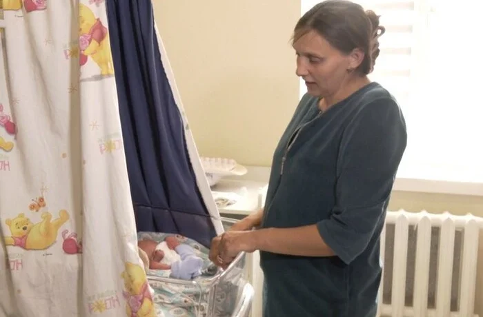 Унікальні пологи: у Рівному двійнята народилися з різницею у понад три доби