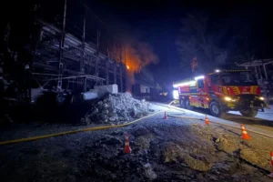 У Києві через російський удар горіла нежитлова будівля (фото)