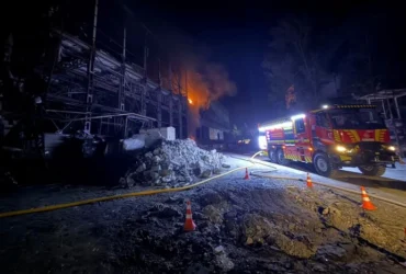 У Києві через російський удар горіла нежитлова будівля (фото)