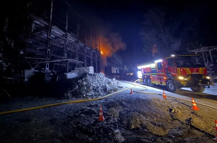 У Києві через російський удар горіла нежитлова будівля (фото)