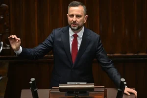 «Цькування українців має межі»: міністр оборони Польщі емоційно відповів опозиції