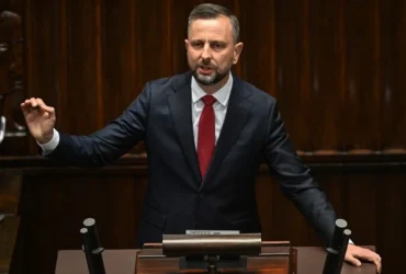 «Цькування українців має межі»: міністр оборони Польщі емоційно відповів опозиції