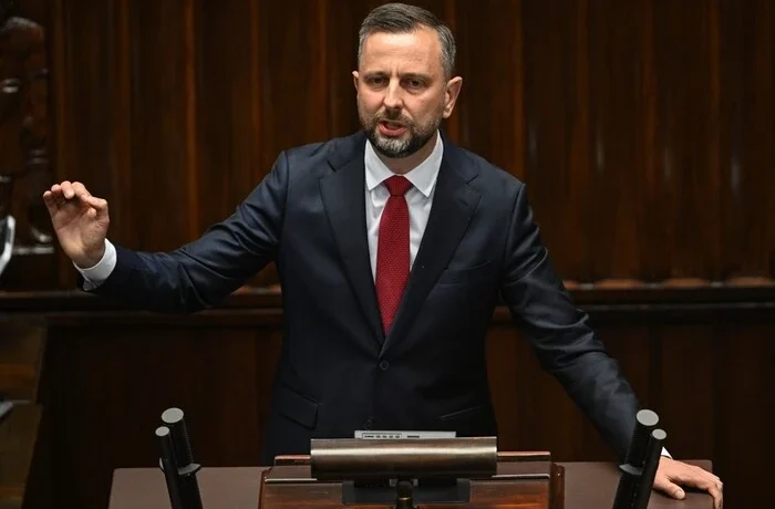 «Цькування українців має межі»: міністр оборони Польщі емоційно відповів опозиції