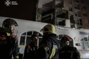 Уламки «шахеда» впали біля магазину в Києві, є поранені