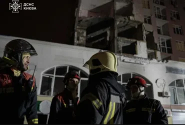 Уламки «шахеда» впали біля магазину в Києві, є поранені