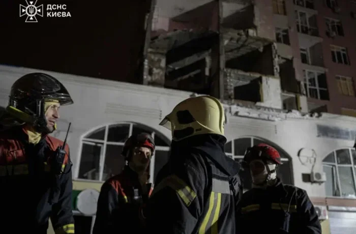 Уламки «шахеда» впали біля магазину в Києві, є поранені