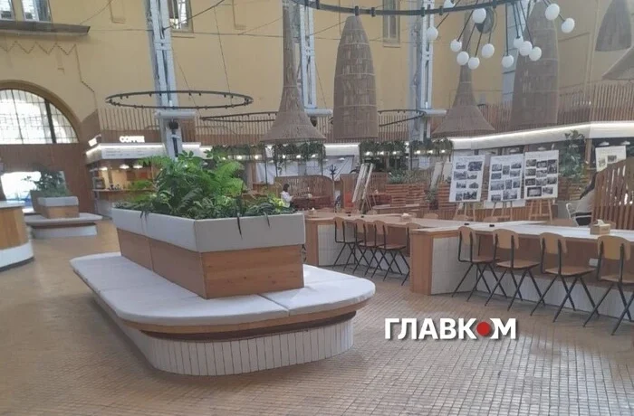 Порожні прилавки і помідори по 1 тис. грн. Катастрофа оновленого Бессарабського ринку у фото