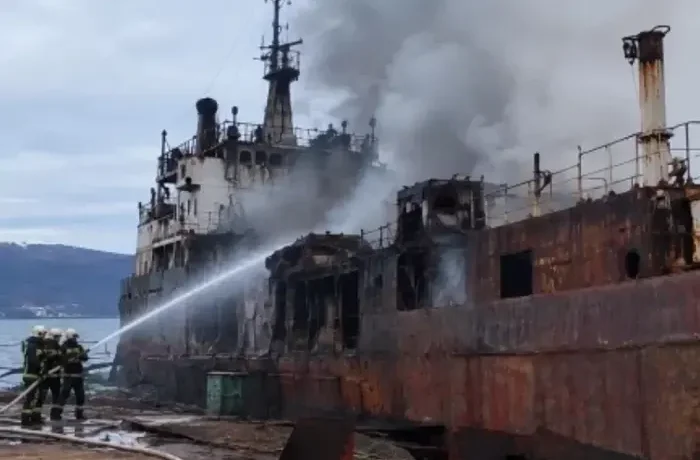 Пожежа на судні біля Камчатки: пошуки зниклих моряків не дали результату