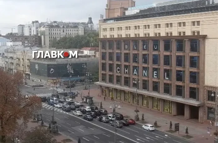 Режим «Усім червоний»: чи працює хвилина мовчання до дорогах у Києві? Відео з центру столиці