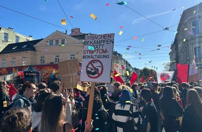 В одній із країні ЄС підлітки бунтують проти призову в армію