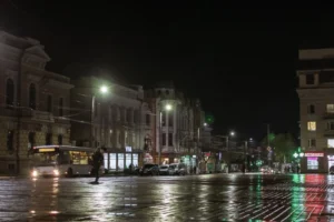Російський дрон влучив у багатоповерхівку в Кропивницькому