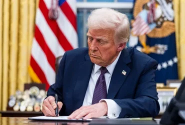 Трамп підписав угоду про ШІ, але неправильно написав свою посаду (фото)