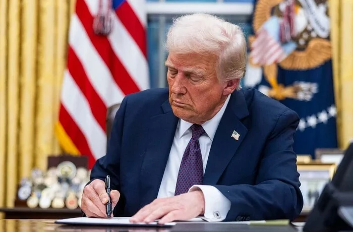 Трамп підписав угоду про ШІ, але неправильно написав свою посаду (фото)