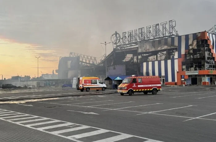 Працівники до останнього рятували ТЦ. Росія шістьма ударами знищила «Епіцентр» у Миколаєві