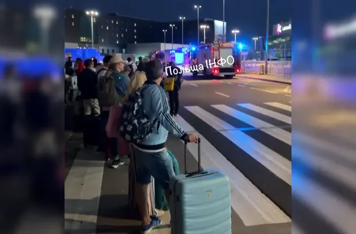 Пасажирів з аеропорту Варшави евакуйовано через підозрілу знахідку