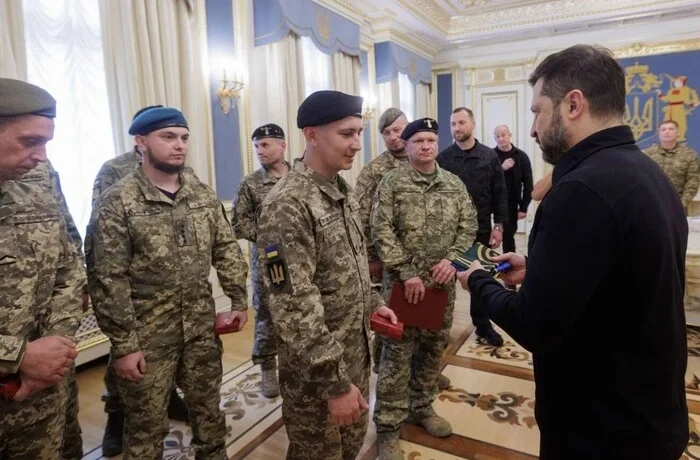 Зеленський нагородив українських танкістів
