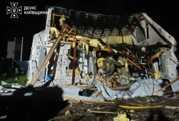 На Київщині надзвичайники врятували двох людей після російської атаки (фото)