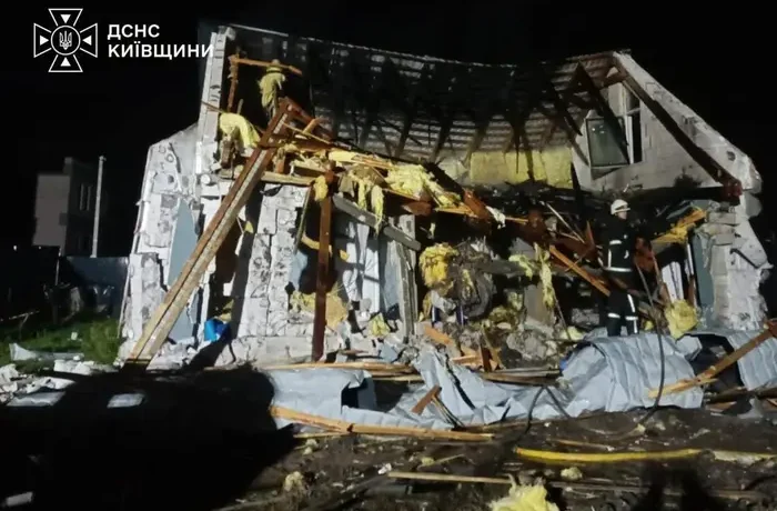 На Київщині надзвичайники врятували двох людей після російської атаки (фото)