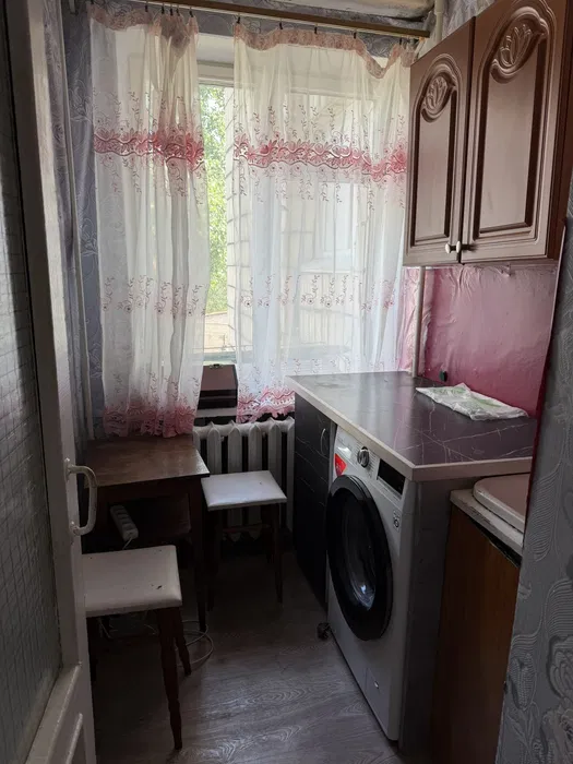 На компактній кухні відсутня плита
