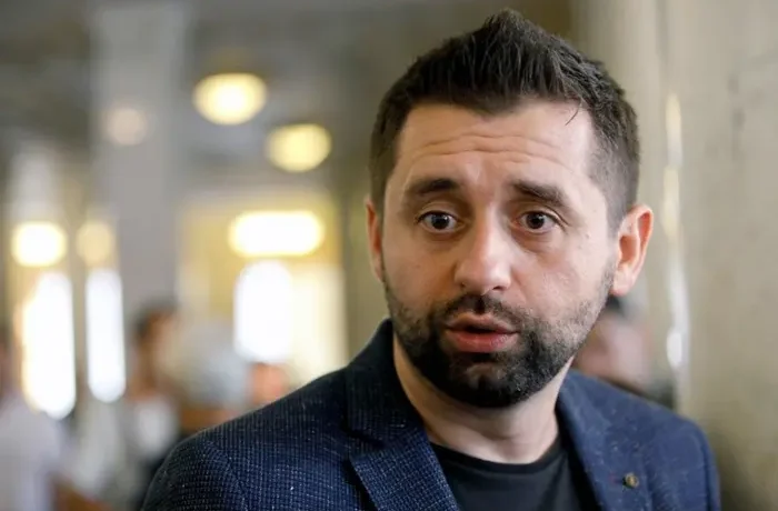 Арахамія стане доктором наук? Експерти вже знайшли в дисертації депутата купу помилок, плагіат і сліди ШІ