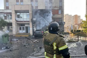 Атака на Київ: у Голосіївському районі з охопленої димом будівлі врятовано двох людей