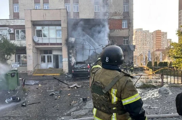 Атака на Київ: у Голосіївському районі з охопленої димом будівлі врятовано двох людей
