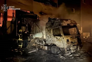 На Київщині вогнеборці загасили пожежі на трьох складах після ударів ворога (фото)