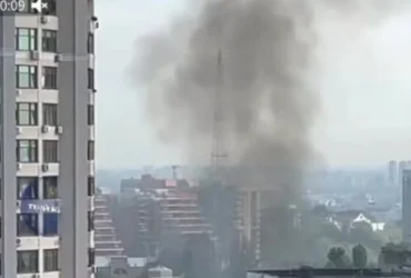 П’ята атака за добу: у Шевченківському районі дрон влучив у п’ятиповерхівку