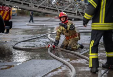 Атака на Київ: у Подільському районі виникла пожежа в 16-поверхівці