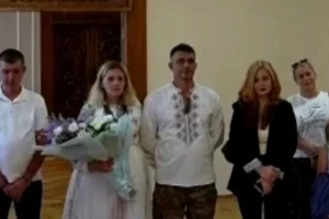 Пара в Києві одружилася на наступний день після влучання БпЛА в їх житло
