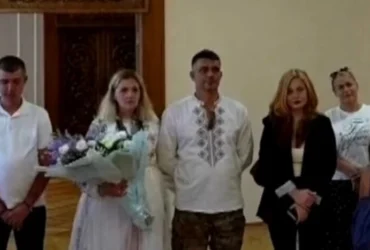 Пара в Києві одружилася на наступний день після влучання БпЛА в їх житло