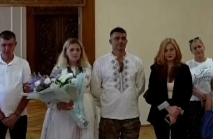 Пара в Києві одружилася на наступний день після влучання БпЛА в їх житло