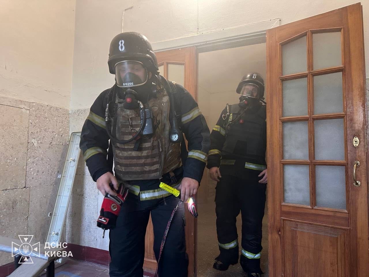 Рятувальники перевірять задимлені приміщення