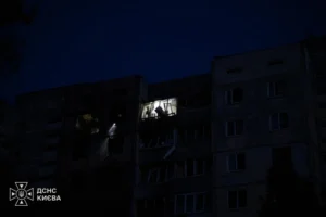 Рятувальники показали наслідки удару по багатоповерхівці в Києві