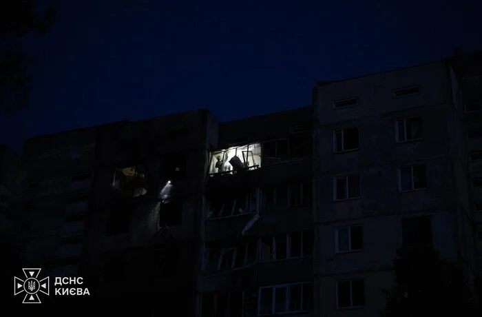 Рятувальники показали наслідки удару по багатоповерхівці в Києві