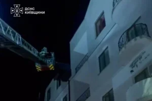 Рятувала кота й застрягла сама: у Макарові надзвичайники знімали жінку з даху п’ятиповерхівки