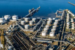 Нафтові доходи Росії впали до найнижчого рівня за півроку – Bloomberg