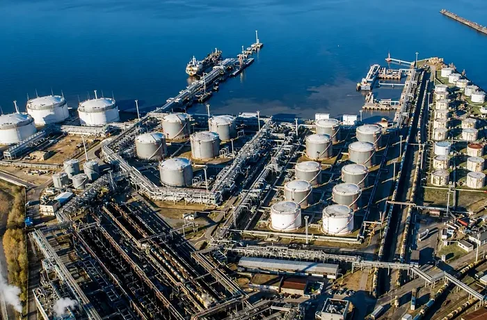 Нафтові доходи Росії впали до найнижчого рівня за півроку – Bloomberg