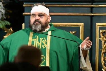 Поранений під час нападу в монастирі у Польщі священник звернувся до вірян із проханням