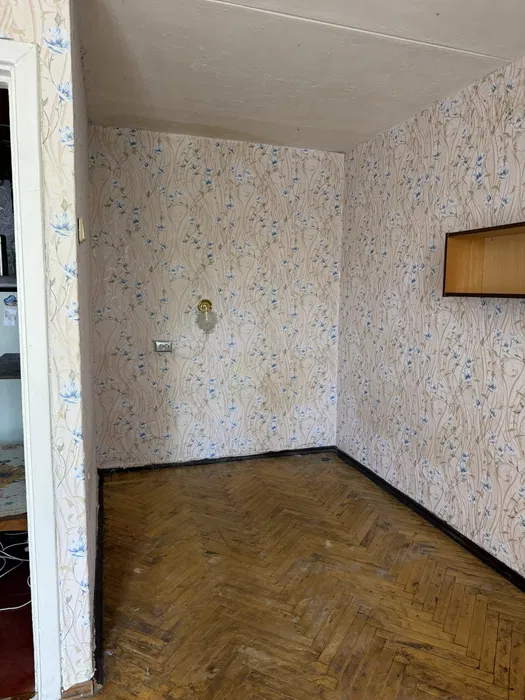 Кімната площею 12 кв. м без меблів
