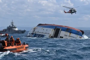 В Індонезії перекинулося пасажирське судно: 129 зниклих