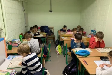 Репетиторка 180 дітей описала дикий хаос у школах під час тривог