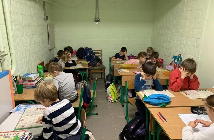 Репетиторка 180 дітей описала дикий хаос у школах під час тривог