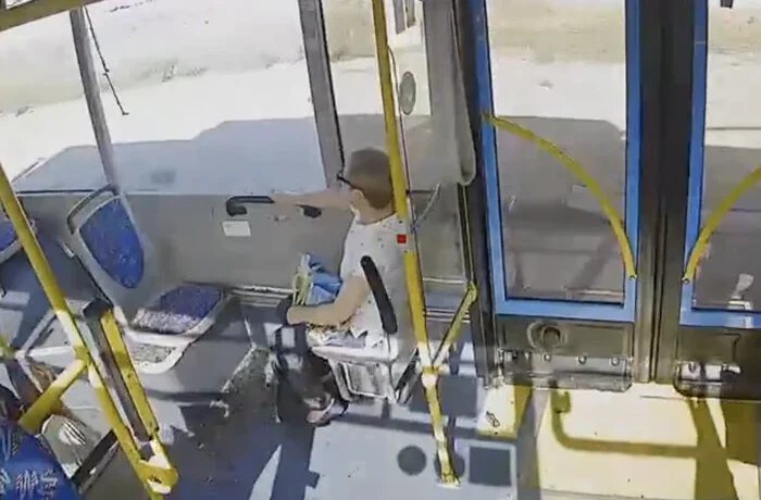 Два тролейбуси потрапили під російську атаку в Миколаєві (відео)
