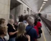 Перон заповнений вщент: у київському метро утворилися черги під час тривалої тривоги (відео)