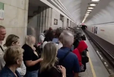Перон заповнений вщент: у київському метро утворилися черги під час тривалої тривоги (відео)
