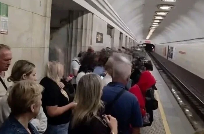 Перон заповнений вщент: у київському метро утворилися черги під час тривалої тривоги (відео)