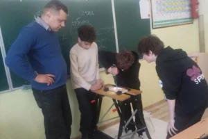 Шкільний розклад збурив мережу: учитель праці розклав по поличках, чим важливий його предмет